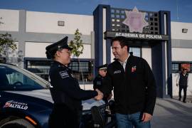 Javier Díaz González dialoga con los cadetes de la Academia de Policía, quienes concluirán su formación en julio para sumarse a la corporación municipal.