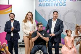 Javier Díaz y Luly López encabezaron la entrega de auxiliares auditivos, programa que suma ya 487 apoyos durante la actual administración municipal.
