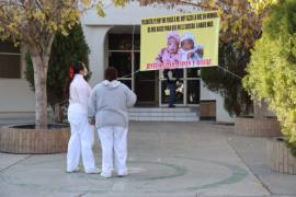 Una manta con la fotografía de los dos bebés que fallecieron el pasado 23 de diciembre, fue colocada en la Clínica del Magisterio en protesta y para exigir justicia.