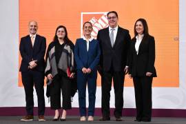 Claudia Sheinbaum, presidenta de México, durante la conferencia matutina realizada en Palacio Nacional en la que anunció una inversión de mil trescientos millones de dólares por parte de la empresa estadounidense ‘The Home Depot’. FOTO: