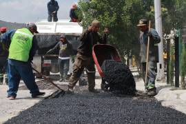 Se llevaron a cabo trabajos de rehabilitación de pavimento dañado para mejorar la movilidad y seguridad vial en el sector.