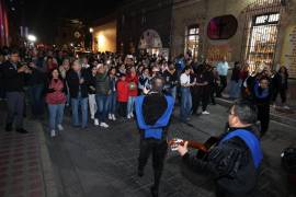 Familias recorrieron las principales calles del Centro Histórico durante la Callejoneada del Día del Amor y la Amistad en Saltillo.