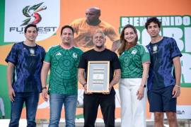 El alcalde Javier Díaz González dio la bienvenida al exfutbolista brasileño en el templete principal.
