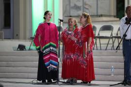 La agrupación Voces Amigas interpretó temas del repertorio mexicano durante la velada musical realizada en Rectoría de la UAdeC.