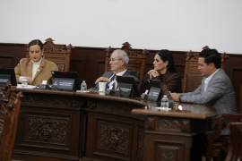 La diputada Beatriz Fraustro (izq.), presentó una iniciativa para tipificar como delito la cohabitación forzada de menores de 18 años en Coahuila, estableciendo penas de ocho a quince años de prisión y multas económicas, con el objetivo de proteger a niñas, niños y adolescentes de uniones tempranas e informales.