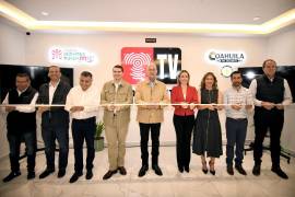 El alcalde Román Alberto Cepeda González durante el corte de listón.