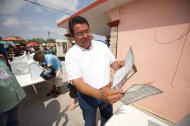 El candidato a la reelección por Frontera salió a votar con su familia, proyectando optimismo y confianza en obtener más votos que en la elección anterior.