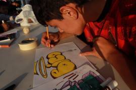 Niñas y niños de la comunidad participaron activamente coloreando diseños originales, fomentando la creatividad y la integración social en la plaza rehabilitada.