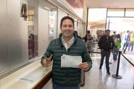 El alcalde de Saltillo, Javier Díaz, acudió a la Presidencia Municipal para realizar el pago de su impuesto predial y reconocer a las y los contribuyentes cumplidos.