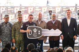 El alcalde Román Alberto Cepeda encabezó la entrega de equipamiento táctico y la graduación de 120 nuevos policías en la Plaza Mayor.