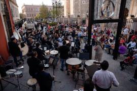 La Banda de Música del Estado de Coahuila interpretó un variado repertorio que incluyó piezas de danzón, mambo y música italiana, en una presentación que animó la tarde dominical en el Centro Histórico.