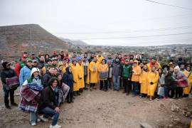 Autoridades municipales y estatales encabezaron una brigada de invierno en colonias cercanas a San Nicolás de los Berros para apoyar a familias ante las bajas temperaturas.