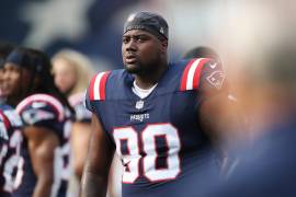 Christian Barmore, tackle defensivo de los Patriots de Nueva Inglaterra, enfrenta un cargo por violencia doméstica en Massachusetts, apenas un día después de la acusación penal contra su compañero Stefon Diggs.