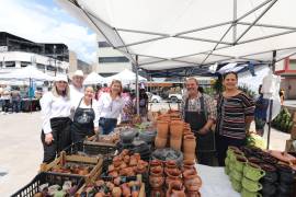 Artesanos locales ofrecen textiles, sarapes y piezas de barro como parte de la oferta cultural del festival.