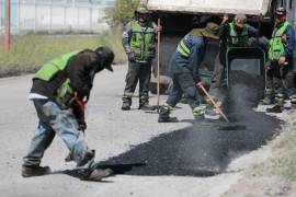Las brigadas de Infraestructura y Obra Pública rehabilitan la carpeta asfáltica en el bulevar Misión Santa Lucía, al oriente de Saltillo.