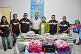 Integrantes de Grupo LM participan en la entrega de útiles escolares en comunidades vulnerables.