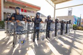 Cadetes de la Academia de Policía de Saltillo realizan prácticas tácticas y ejercicios de control durante su proceso de capacitación.