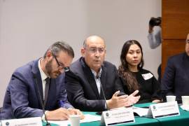 Rubén Moreira Valdez cuestionó las condiciones que enfrentan periodistas y medios de comunicación en distintas entidades del país.