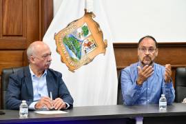 Gustavo García, representante del Magisterio en Acción por la Seguridad Social, Sección 38 (der.), señaló que la aplicación indebida del incremento salarial 2025 ha generado afectaciones económicas tanto en pensiones como en el cálculo de aguinaldos para docentes jubilados.
