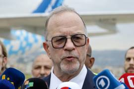 El subdirector ejecutivo de UNICEF para la Acción Humanitaria y las Operaciones de Suministro, Ted Chaiban, habla en el Aeropuerto Internacional de Beirut, Líbano.