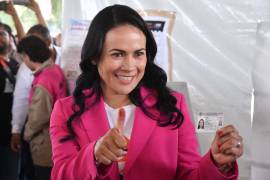Alejandra del Moral, candidata a la gubernatura del Estado de México por la coalición PRI, PAN y PRD “Va por el Estado de México” emite su voto en la casilla correspondiente.