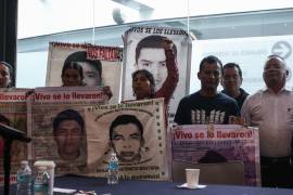 Padres de los 43 normalistas de Ayotzinapa desaparecidos en septiembre de 2014 se reúnen en con Ricardo Monreal, coordinador de Morena en la Cámara de Senadores.