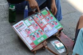 Las estampitas repetidas pasan de mano en mano entre aficionados que buscan completar sus álbumes deportivos.