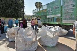 Ciudadanos llevaron materiales reciclables a la Plaza Mayor para intercambiarlos por productos de higiene personal y del hogar.