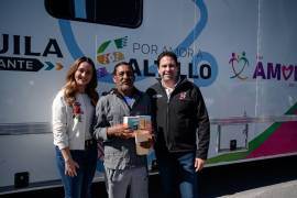 La presidenta honoraria del DIF Saltillo, Luly López Naranjo, supervisa las jornadas de salud del programa Amor en Movimiento.