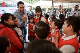 El alcalde exhortó a las y los alumnos a mantener metas personales y académicas.