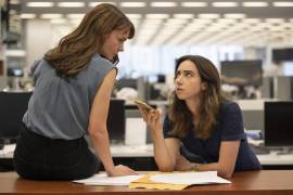 Esta imagen difundida por Universal Pictures muestra a Carey Mulligan como Megan Twohey, a la izquierda, y a Zoe Kazan como Jodi Kantor en una escena de “She Said”.