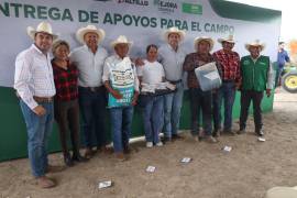 El alcalde Javier Díaz González encabezó la entrega de apoyos en el ejido Hedionda Grande.