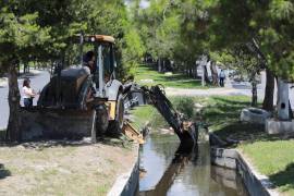 El Ayuntamiento de Saltillo reforzó el desazolve de canales pluviales para prevenir inundaciones y mejorar el flujo del agua durante la temporada de lluvias.