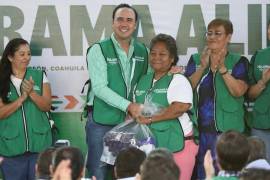 El gobernador Manolo Jiménez entrega productos básicos a familias de Torreón como parte del Programa Alimentario, que beneficiará a más de 120 mil personas en el municipio.