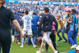 El duelo de la Jornada 9 del Clausura 2022 en el estadio de La Corregidora se tuvo que suspender por la violencia que primero comenzó en la tribuna y que no tardó en pasar a la cancha.