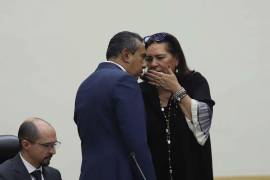 Los consejeros electorales Jorge Montaño y Guadalupe Taddei conversaron durante la Sesión Ordinaria en el Instituto Nacional Electoral.