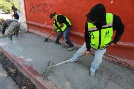 Cuadrillas municipales trabajan en la rehabilitación de banquetas en calles del Centro Histórico.