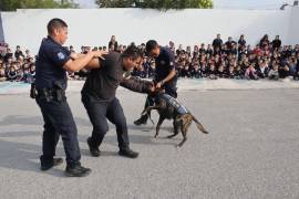 Niñas y niños de escuelas saltillenses observan demostraciones de binomios caninos y tecnología policial como parte de las acciones de proximidad social.