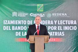 El alcalde Román Alberto Cepeda González dirigió el izamiento de la Bandera Nacional en la explanada de la Plaza Mayor, iniciando los festejos patrios.