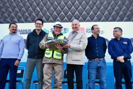 El alcalde Román Alberto Cepeda González encabezó la entrega de uniformes invernales al personal del Simas Torreón, brindando herramientas y condiciones necesarias para mantener un servicio de agua eficiente en toda la ciudad.