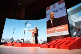Román Alberto Cepeda durante la presentación de su Primer Informe en el Teatro Nazas.