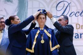 La alcaldesa Carmen Lilia Canturosas defendió el nombramiento al destacar los 50 años de trayectoria, mientras críticos como Manuel Canales reprocharon la inversión millonaria frente a carencias urgentes.
