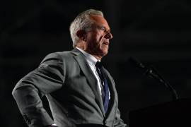 Robert F. Kennedy Jr., habla ante el candidato presidencial republicano Donald Trump, en un mitin de campaña en Macomb Community College en Warren, Michigan.