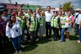 La intervención en la plaza incluyó la rehabilitación de la cancha con pasto sintético, nuevos juegos infantiles, mejoras en iluminación, banquetas y mobiliario urbano.