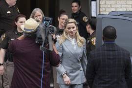 La actriz Amber Heard sale del Tribunal del Condado de Fairfax.