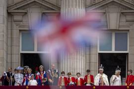 Carlos y la reina Camila saludaron a la multitud de entusiastas que se reunió para verlos desde el Palacio de Buckingham