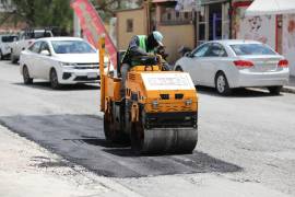 Equipos especializados trabajan en la compactación de carpeta asfáltica en distintos sectores de la ciudad.