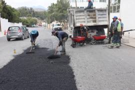 Habitantes de la colonia La Purísima se beneficiaron con labores de limpieza y deshierbe en su plaza pública.