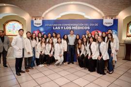 El alcalde Javier Díaz González felicitó a las y los médicos del municipio por su labor, destacando la importancia de su trabajo para fortalecer la salud y la calidad de vida en Saltillo.