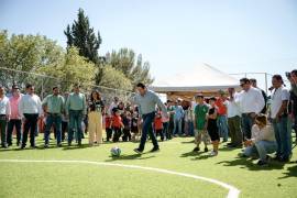 El proyecto incluye una cancha de fútbol siete y una plaza pública renovada para actividades recreativas.